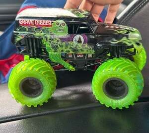 Monster Jam Grave Digger 1:24 Scale Die-Cast Monster Truck with Translucent Gree